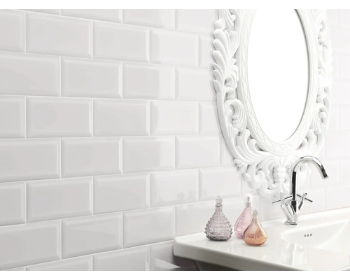 Badezimmer mit weißen Metrofliesen, Waschbecken und Spiegel
