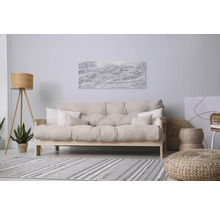 Salon avec futon, coussins, tapis et décoration