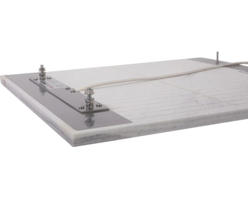 Plaque chauffante avec éléments métalliques et câble