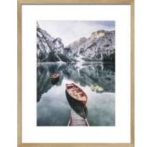 Image encadrée avec lac, montagnes et bateaux