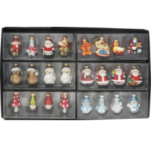 Assortiment de décorations de Noël avec différentes figurines dans un ensemble