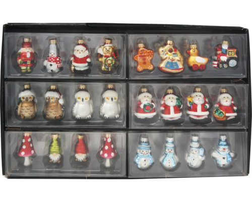 Assortiment de décorations de Noël avec différentes figurines dans un ensemble