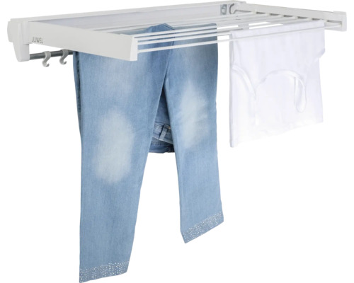 Wäscheständer mit hängender Kleidung