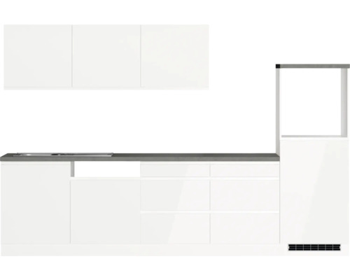 Küchenzeile mit Hängeschränken, Arbeitsplatte und Kühlschrank