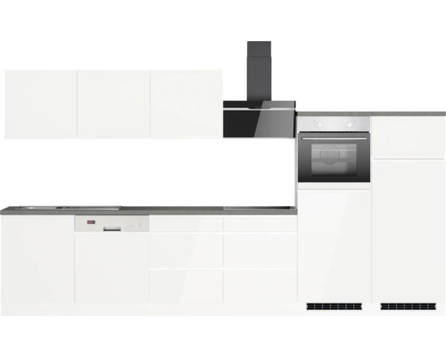 Küchenzeile mit Spülmaschine, Backofen und Dunstabzugshaube