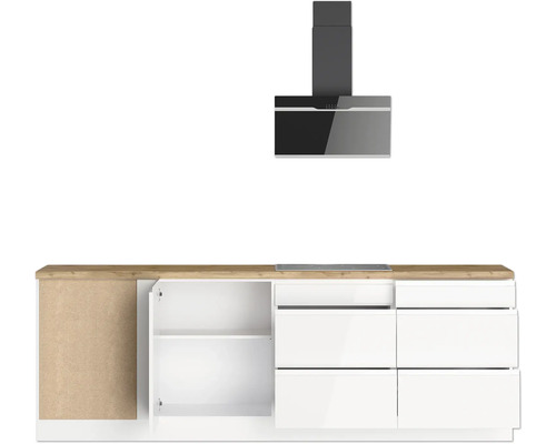 Küchenzeile mit Dunstabzugshaube und weißen Schränken