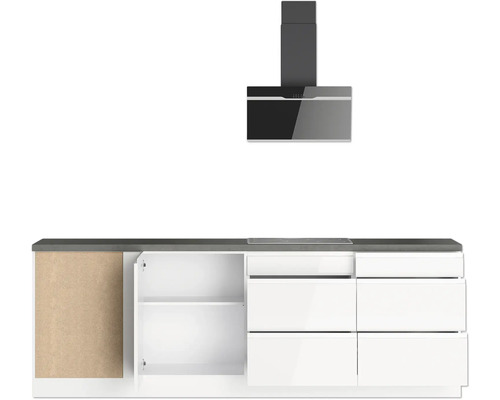 Küchenzeile mit Hängeschrank und Dunstabzugshaube