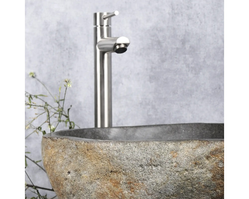 Steinwaschbecken mit Armatur