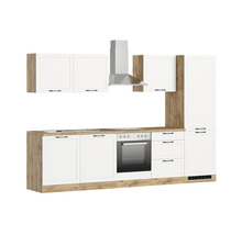 Komplette Küche mit Hängeschränken, Dunstabzugshaube, Spüle, Herd und Backofen.