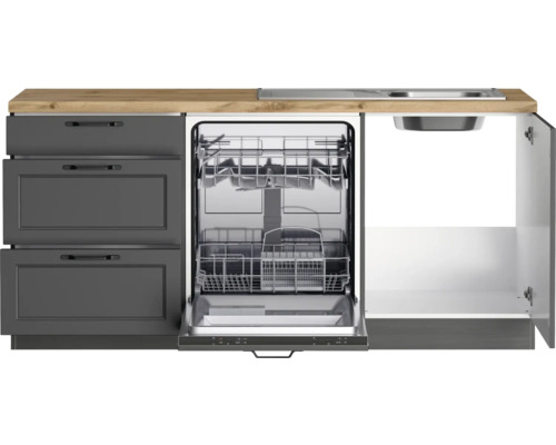Küchenzeile mit grauen Unterschränken, Arbeitsplatte aus Holz und Geschirrspüler mit geöffneter Tür