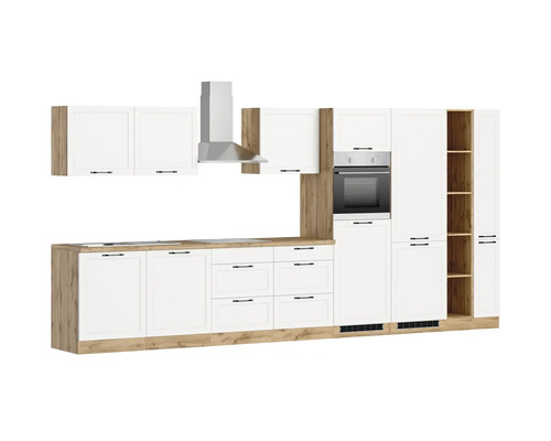 Cuisine complète avec façades blanches, plans de travail et parois latérales aspect bois, hotte aspirante et four intégré inclus
