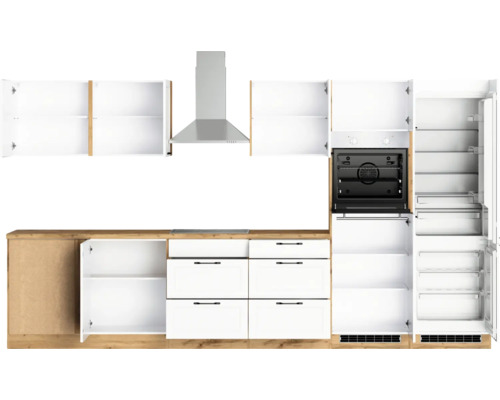 Küchenzeile mit Oberschränken, Dunstabzugshaube, Backofen, Schubladen und Kühlschrank