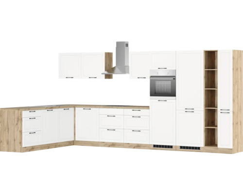 Cuisine complète avec évier, cuisinière, hotte aspirante et armoires en décor bois clair et façades blanches