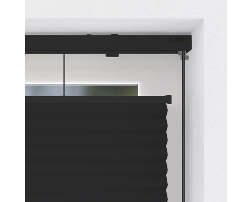 Detailansicht einer schwarzen Plisseeanlage am Fenster