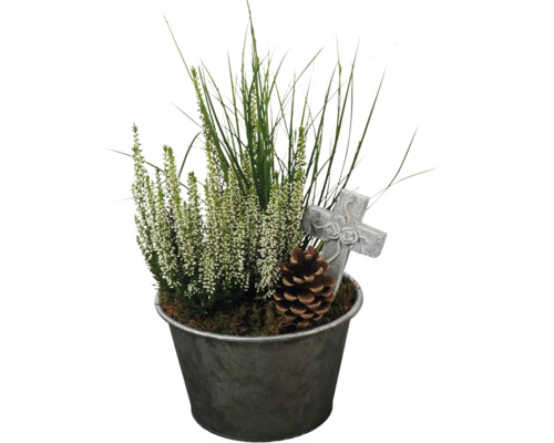 Grab Arrangement FloraSelf mit Calluna weiß, Ziergras und Dekostecker Ø 19 cm Zinktopf