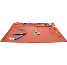 Tapis de soudure avec outils et composants électroniques