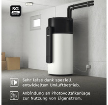 Innenaufnahme eines Warmwasserspeichers in einem Raum mit Anschlüssen und einem SG Ready Smart Heat Pumps Symbol.