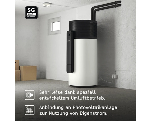 Innenaufnahme eines Warmwasserspeichers in einem Raum mit Anschlüssen und einem SG Ready Smart Heat Pumps Symbol.