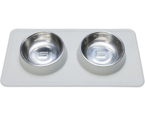 Doppelter Hundenapf aus Edelstahl auf Unterlage