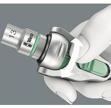 Un outil Wera avec une douille de taille 13 est utilisé par une main.