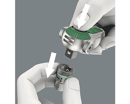 Présentation d''une main connectant un cliquet Wera à une douille Wera, les flèches indiquant la direction de la connexion.