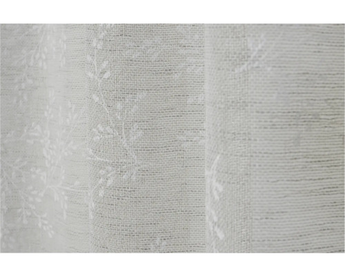 Vue détaillée d''un rideau avec motif floral et surface textile