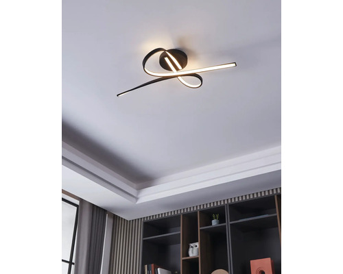 Moderne Deckenleuchte mit geschwungenem Design und LED-Beleuchtung im Wohnzimmer