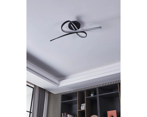 Moderne Deckenleuchte mit geschwungenem Design im Wohnraum