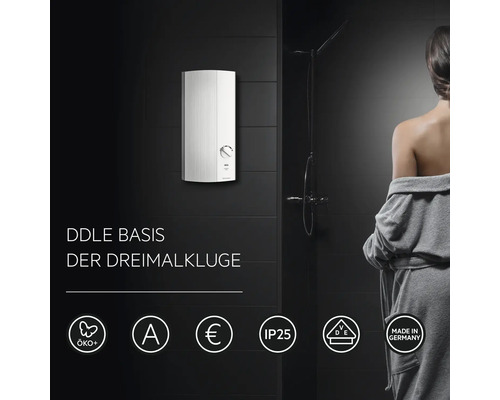 Elektronischer Durchlauferhitzer im Badezimmer mit Duschkopf und Frau im Bademantel. Siegel: Öko Plus, Energieeffizienzklasse A, IP25 Schutzart und Made in Germany.