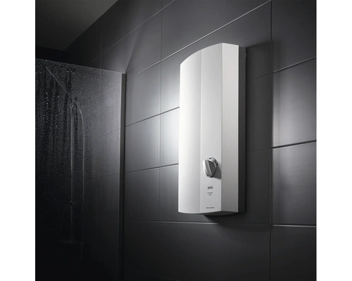 Chauffe-eau instantané électronique dans la salle de bain