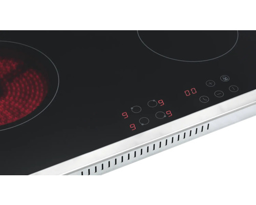 Gros plan d''une table de cuisson vitrocéramique noire avec affichage numérique