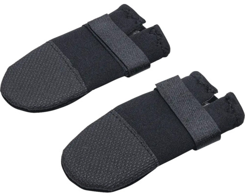Deux chaussures pour chien noires avec fermeture velcro et semelle en caoutchouc.