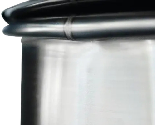 Gros plan d'un récipient en métal avec un bord noir