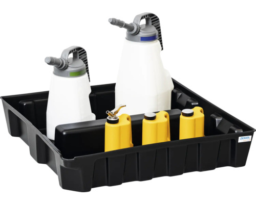 Auffangwanne aus Kunststoff mit Sprühflaschen und Kanistern