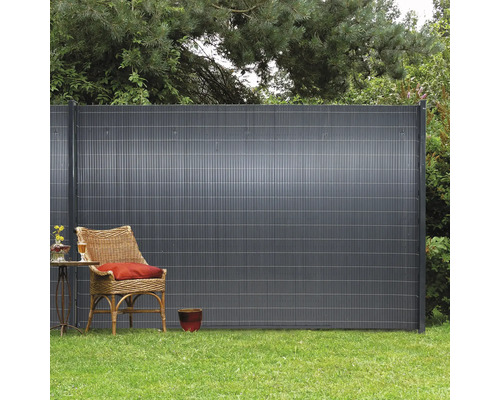 Clôture d''intimité dans le jardin avec mobilier de jardin