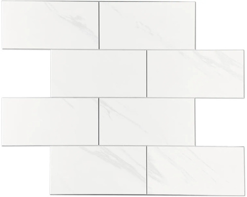 Disposition de carreaux de céramique blancs selon un motif de briques