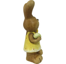 Osterhase mit Ei als Dekoration