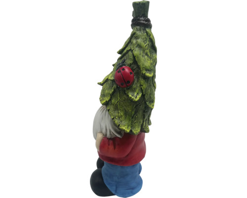 Gartenzwerg mit Blätterhut und Marienkäfer