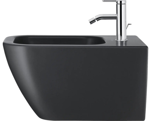 Bidet mural foncé avec robinetterie chromée