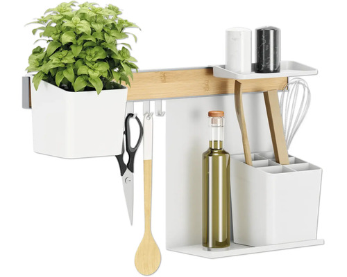 Ustensiles de cuisine sur une barre de suspension avec pot d''herbes aromatiques, bouteille d''huile et fouet