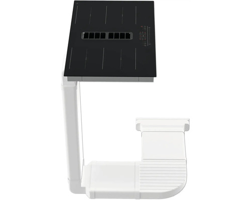 Induktionskochfeld mit Dunstabzugshaube und weißem Abluftrohrsystem