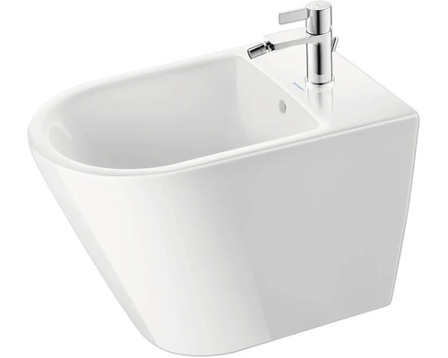 Weißes wandhängendes Bidet mit Armatur für das Badezimmer.