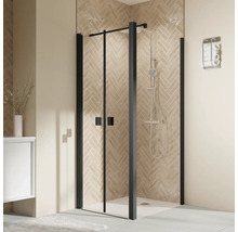 Douche à l''italienne avec cadre noir, portes en verre et ensemble de douche dans une salle de bains