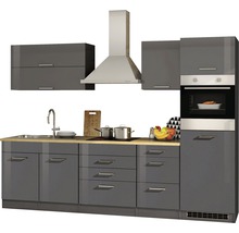Cuisine intégrée grise avec évier, plaque de cuisson, hotte aspirante, placards hauts et four