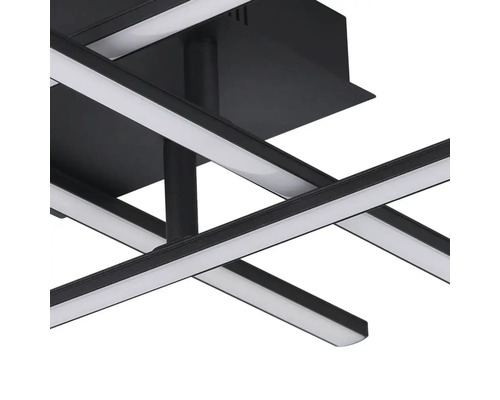 Moderne Deckenleuchte mit LED-Leuchtstäben in kreuzförmiger Anordnung.