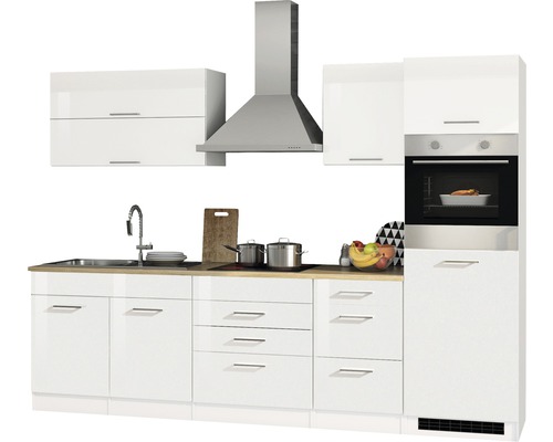 Komplette Küche mit Spüle, Kochfeld, Backofen, Dunstabzugshaube und weißen Schränken