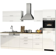 Cuisine équipée avec évier, plaque de cuisson, hotte aspirante et four encastrable