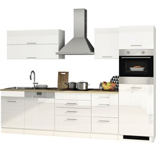 Komplette Küche mit Spüle, Kochfeld, Backofen, Dunstabzugshaube und Schränken in glänzendem Weiss