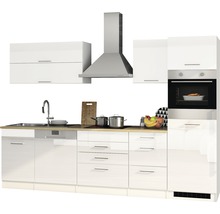Cuisine complète avec évier, plaque de cuisson, hotte aspirante et four encastrable.