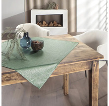 Décoration de table avec une nappe sur une table en bois